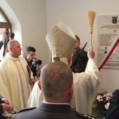 Pod symbolami religii wypisano na tablicy nazwiska duszpasterzy Katynia. 
