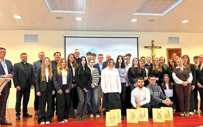 Uczestnicy zmagań konkursowych  wraz z organizatorami w auli WSD w Elblągu. 