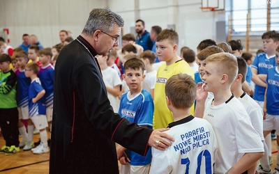 Biskup łowicki osobiście przyglądał się zmaganiom ministrantów, chętnie też udzielał sportowych rad i wskazówek. 
