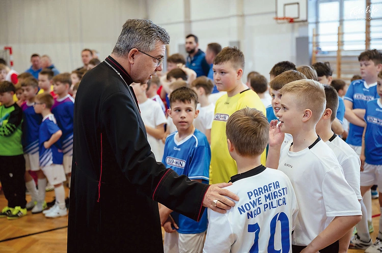 Biskup łowicki osobiście przyglądał się zmaganiom ministrantów, chętnie też udzielał sportowych rad i wskazówek. 