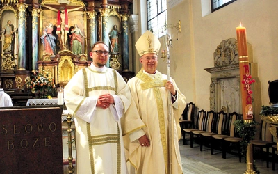  Krzysztof Kwiecień przyjął święcenia  z rąk bp. Sławomira Odera 19 kwietnia w parafii Podwyższenia Krzyża Świętego w Gliwicach. Ma 48 lat, prawie od 20 lat jest w związku małżeńskim. Ma trzech synów, w wieku 17, 14 i 9 lat. Jest prawnikiem prowadzącym własną  kancelarię prawną.