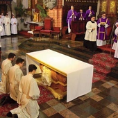 Kandydatów  do święceń  jest coraz mniej, ale ubywa  także wiernych.