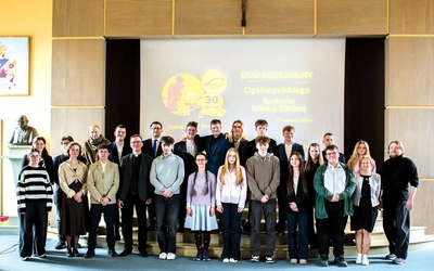  Wspólne zdjęcie uczestników z nauczycielami religii, komisją konkursową i organizatorami.