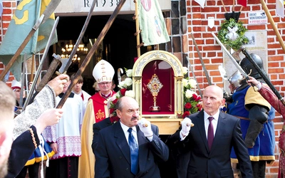 Relikwie św. Wojciecha, sprowadzone do miejscowości w 2006 roku, poprowadziły mieszkańców w procesji ulicami miasta.