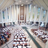 Mszę św. w kędzierzyńskim kościele sprawowało ok. 100 księży.