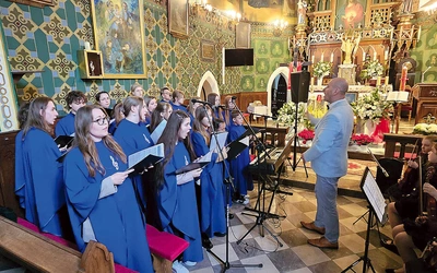 W czasie występu wysłuchano tradycyjnych utworów religijnych.