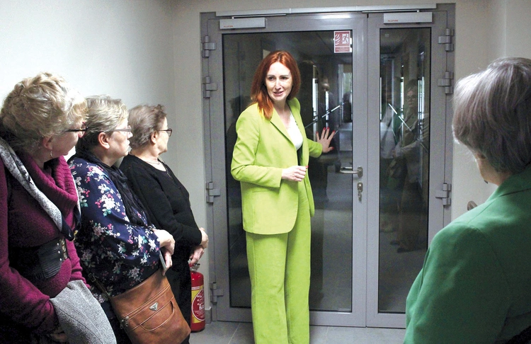 Katarzyna Weklicz, wicedyrektorka MOPS,  14 kwietnia oprowadzała po centrum pierwszych gości.