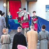 Sceny  w domu Piłata rozgrywane były przy plebani. 