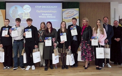 Do wspólnej fotografii młodzież zapozowała ze swoimi katechetami, którzy przygotowywali ich do konkursowych zmagań.