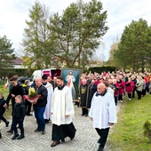 Przed Kościołem pw. Matki Odkupiciela przywitali Go licznie zgromadzeni wierni. 