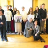 Pamiątkowe zdjęcie laureatów z opiekunami i organizatorami.