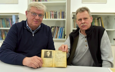 O ks. Janie Jaroszu z pasją opowiadają Leszek Śpiewak (z lewej)  i Robert Malik, krewniacy kapłana, którzy marzą o jego upamiętnieniu.