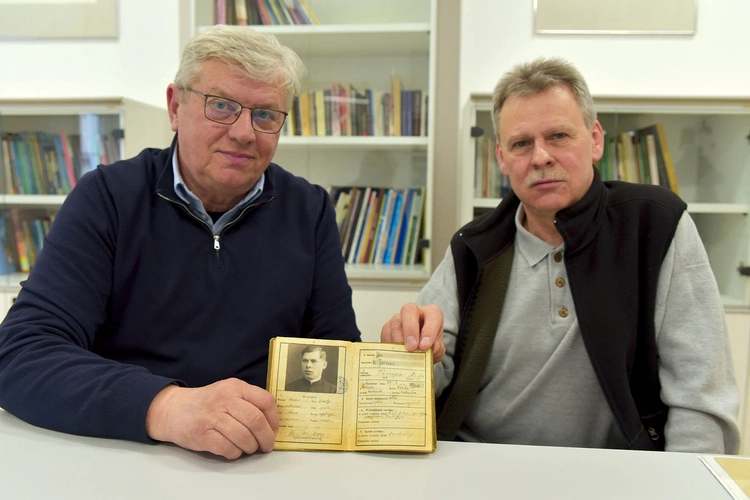 O ks. Janie Jaroszu z pasją opowiadają Leszek Śpiewak (z lewej)  i Robert Malik, krewniacy kapłana, którzy marzą o jego upamiętnieniu.