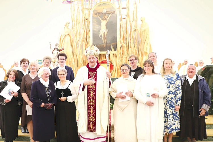 Do stanu konsekrowanych dziewic i wdów diecezji tarnowskiej dołączyły kolejne panie. W tym ważnym dniu towarzyszyli im: ich rodziny, kapłani, siostry zakonne, wspólnoty, z którymi są związane. 