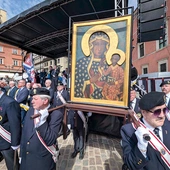 Rycerze Kolumba nieśli ikonę Matki Bożej Częstochowskiej, od 14 lat wędrującą przez świat w obronie cywilizacji życia i miłości.