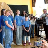 Krzyż, pusty grób pełen światła, posiłek w Emaus, a potem pełna radości wielkanocna pieśń  – zmartwychwstanie na dobroszyckiej scenie. 