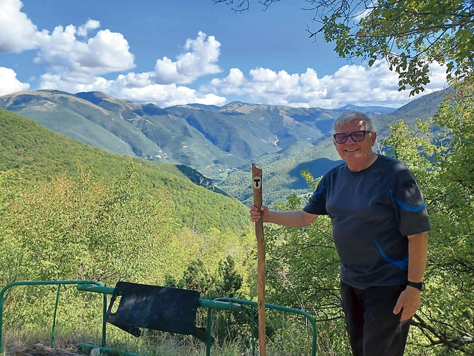 – Przemierzałem piękne okolice, choć droga biegnąca przez Apeniny jest dość wymagająca. Trudy wędrówki rekompensują tam cudowne widoki – wspomina pielgrzym.