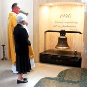 Szkatułka z ziemią z cmentarza w Katyniu trafiła po Mszy do Kaplicy Katyńskiej już na stałe.