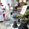 – Zamiast wojny symbolizują pokój, zamiast nienawiści – wspólną wiarę chrześcijańską wielu narodów, zamiast tworzyć podziały – jednoczą dziś narody Polski i Niemiec  – podkreślał bp Gerhard Schneider (na zdjęciu w głębi po lewej stronie).