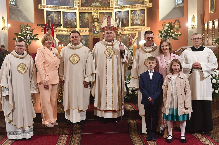 Obecnie w naszej diecezji w ten sposób posługuje sześciu mężczyzn, a 14 przygotowuje się do posługi i są na różnych etapach formacji. 