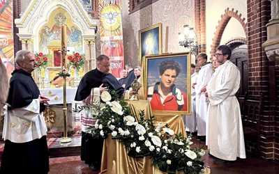 – Młody święty naszych czasów, nazywany Bożym influencerem, przypomina, że świętość nie jest odległą ideą, lecz rzeczywistością, która może rodzić się w codzienności – zauważa proboszcz ks. Paweł Greń CRL.
