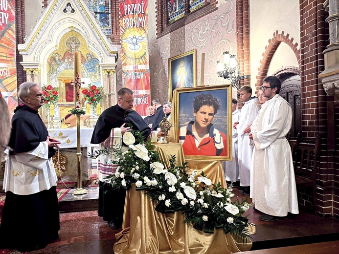 – Młody święty naszych czasów, nazywany Bożym influencerem, przypomina, że świętość nie jest odległą ideą, lecz rzeczywistością, która może rodzić się w codzienności – zauważa proboszcz ks. Paweł Greń CRL.