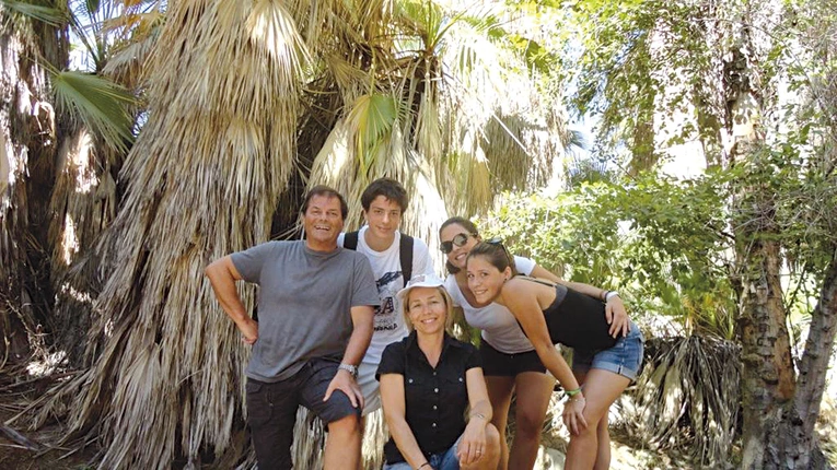 Marco z rodzicami i siostrami, Francescą i Veronicą.  Po wspólnym wyjeździe na beatyfikację Jana Pawła II, Marco wypisał w swoim pokoju słowa błogosławionego papieża: „Nie lękajcie się, otwórzcie drzwi Chrystusowi” 