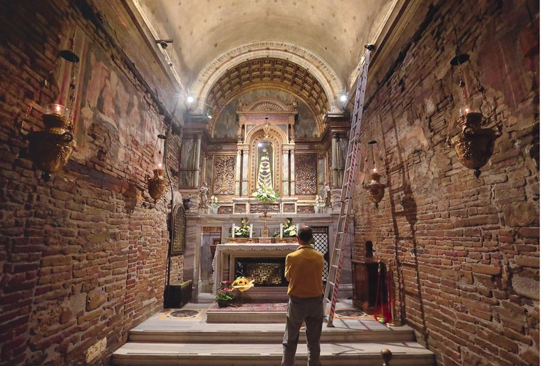 Kaplica w Loreto.  Tu znajdują się Domek Maryi  i rzeźba Matki Bożej  z Dzieciątkiem Jezus 