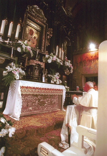 Na Jasnej Górze znajduje się relikwia: przestrzelony pas sutanny z zamachu w 1981 r. 