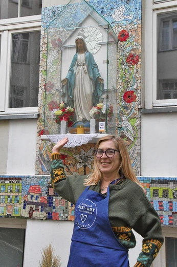 Najmłodsza kapliczka na Pradze powstała rok temu, w miejscu, gdzie kiedyś była inna. Figura jest przedwojenna. Mozaikę kwiatową wokół wykonano pod opieką artystyczną Edyty Foryś, prezes Fundacji Rest-Art, która opiekuje się bezdomnymi, samotnymi, chorymi i ubogimi. Tu będzie śpiewana majówka 