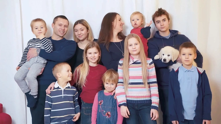 W rodzinie Karoliny i Tomasza Elbanowskich jest 12 dzieci. Najstarsze ma 23 lata