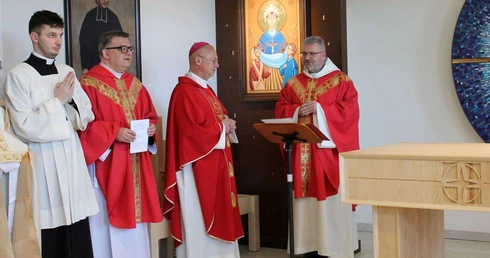 Pobłogosławienie ołtarza i ambonki 