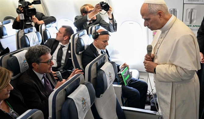 Leon XIV na konferencji prasowej podczas lotu z Afryki do Rzymu