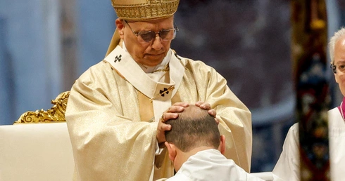 Otwórzcie drzwi kościołów, zwłaszcza tam, gdzie widać dystans między ludźmi a Kościołem - mocne słowa Leona XIV do księży