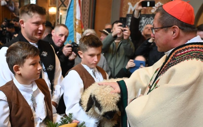 Ludźmierz. Owieczka w kościele, stado okadzone