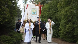 Wprowadzenie relikwii św. Jana Pawła II w Jesionce - procesja