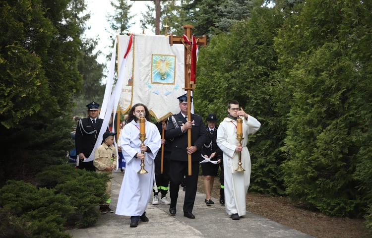 Wprowadzenie relikwii św. Jana Pawła II w Jesionce - procesja