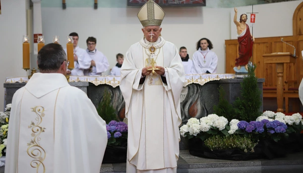 Relikwie św. Jana Pawła II w parafii w Jesionce
