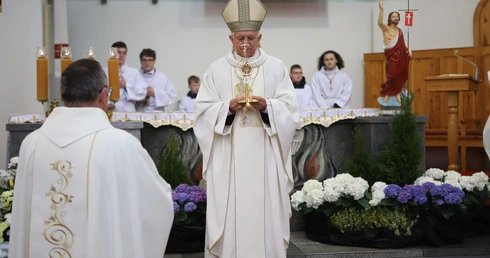 Relikwie św. Jana Pawła II w parafii w Jesionce