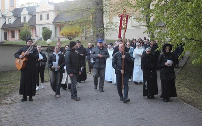Droga Światła w ogrodach seminaryjnych