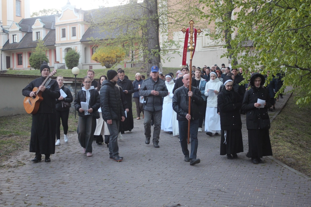 Droga Światła w ogrodach seminaryjnych