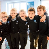 Uczniowie każdego dnia noszą mundurki. Projekt tego miejsca wyrósł z Przedszkola Droga, które działa od 2021 roku i stopniowo budowało swoją społeczność. Szkoła jest jego naturalną kontynuacją, a docelowo ma obejmować pełną ścieżkę nauki – od przedszkola aż do matury.  Na razie działa jedna klasa, ale twórcy podkreślają, że to dopiero początek.