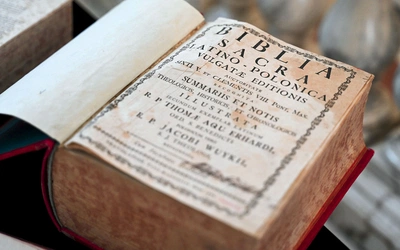 Jedna z Biblii w zasobach muzealnych.