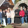 Uczestnicy warsztatów  przy figurze Matki Bożej.