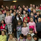 Uczniowie lubelskich szkół z misjonarkami.