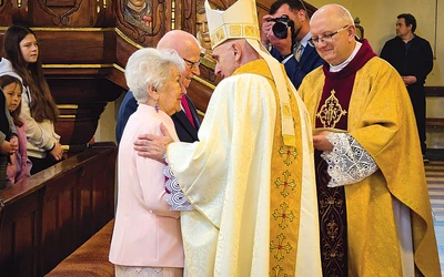 Bp Andrzej Iwanecki składa życzenia jubilatom, obok ks. Zygfryd Sordon, proboszcz parafii w Rokitnicy.  