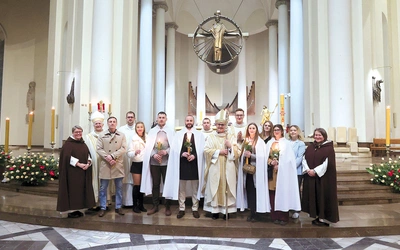 Podopieczni AOK przyjęli chrzest z rąk abp Andrzeja Przybylskiego w czasie Liturgii Wigilii Paschalnej.