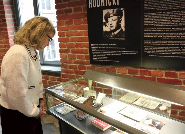 Anita Przemieniecka-Harper ogląda pamiątki po swoim dziadku – gen. Klemensie Rudnickim, wyzwolicielu Bolonii.