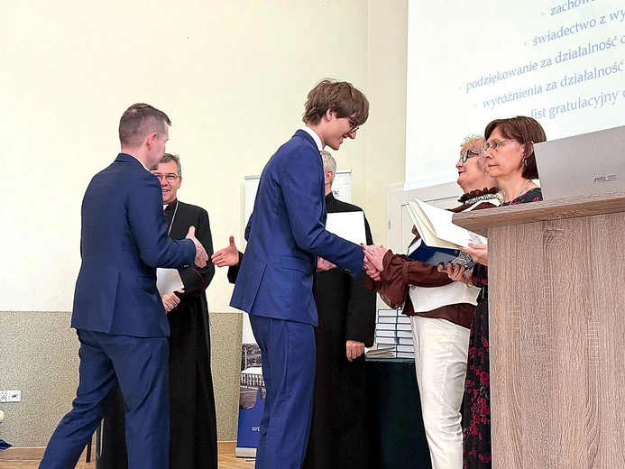 Absolwenci odebrali świadectwa, listy gratulacyjne i nagrody za konkursy. 