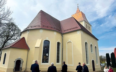 W spotkaniu wzięli udział m.in. dziekan dekanatu Kostrzyn ks. Radosław Gabrysz, proboszcz z Ośna Lubuskiego ks. Piotr Grabowski, wójt gminy Górzyca Tomasz Stupienko, były wójt Robert Stolarski, dyrektor Muzeum Twierdzy Kostrzyn Julianna Sójkowska-Socha wraz z mężem i archeologiem górzyckim z Muzeum Twierdzy Kostrzyn Krzysztofem Sochą, prezes Polsko- -Niemieckiego Stowarzyszenia „Humanitas” Wioletta Sitko-Wrótniak, radni oraz parafianie. Była to okazja m.in. do obej- rzenia efektów remontu świątyni. 